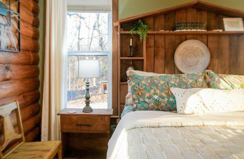 Fayetteville House | 15 Mins to U of A - Pool & Hot Tub