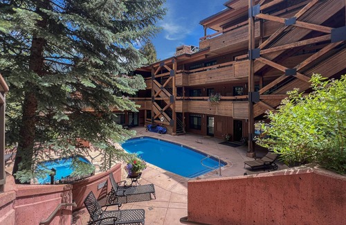 Aspen Condo | 15% Off for Fall Savings! Stay 3 Nights Now thru Nov 19