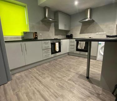 Skegby House | 15 on Hill Crescent, 6 en-suite bedrooms, Sleeps 12