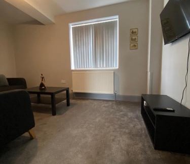 Skegby House | 15 on Hill Crescent, 6 en-suite bedrooms, Sleeps 12