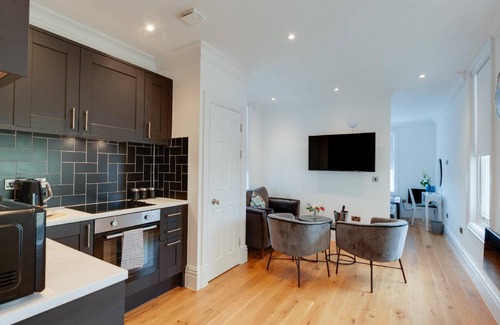Georgian Quarter Apartment | 150 m² Apartment ∙ 2 bedrooms ∙ 10 guests
