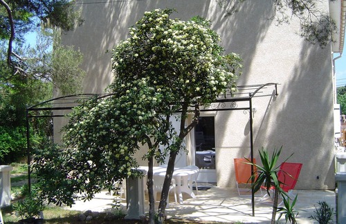 Le Brusc Cottage | 150 meters from the sea, T3 65m², charm, calm, garden, ideal location.