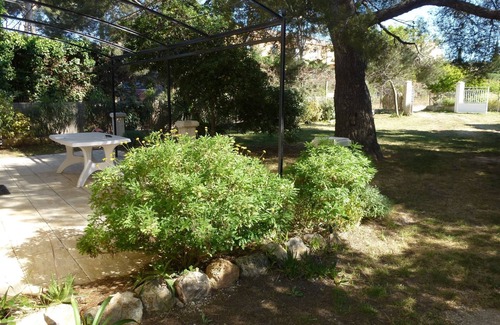 Le Brusc Cottage | 150 meters from the sea, T3 65m², charm, calm, garden, ideal location.
