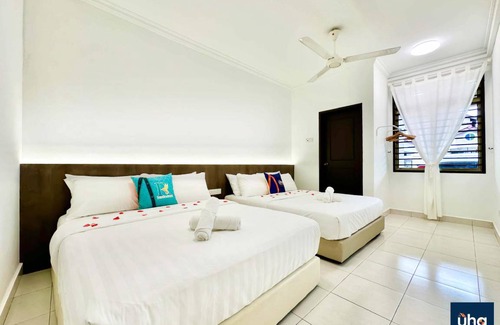 Taman Molek House | 1500 m² House ∙ 4 bedrooms ∙ 12 guests