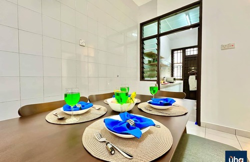 Taman Molek House | 1500 m² House ∙ 4 bedrooms ∙ 12 guests