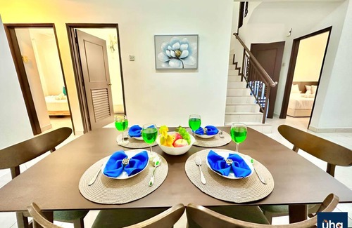 Taman Molek House | 1500 m² House ∙ 4 bedrooms ∙ 12 guests