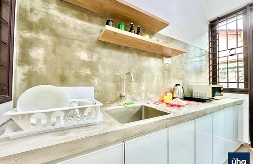 Taman Molek House | 1500 m² House ∙ 4 bedrooms ∙ 12 guests