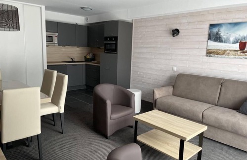Eaux-Bonnes Apartment | 150m from ski slopes, Ground floor, view ski slopes, swimming pool, balcony, tv, ski locker, 52m²