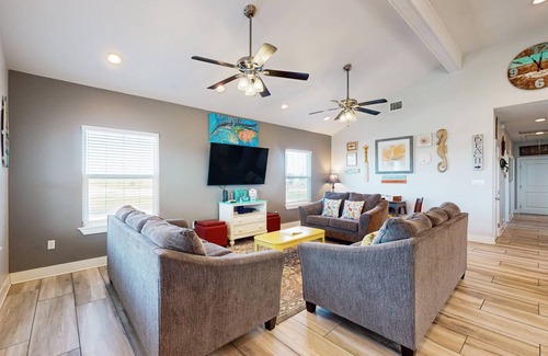 Leeward Sands House | 153 m² House ∙ 3 bedrooms ∙ 10 guests
