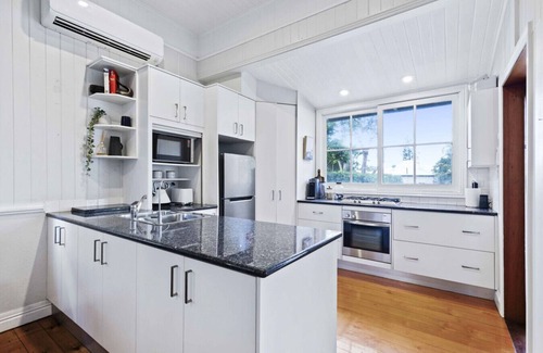 Wooloowin House | 15mins to City, Pool, Family Friendly by Custom Bnb Hosting