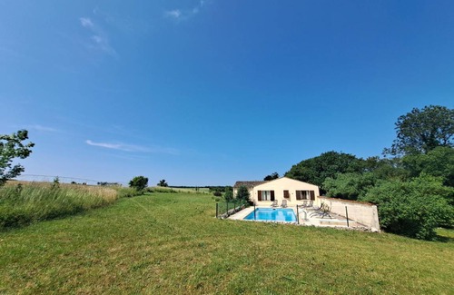 Saint-Pierre-de-Juillers House | 160 m² House ∙ 4 bedrooms ∙ 8 guests