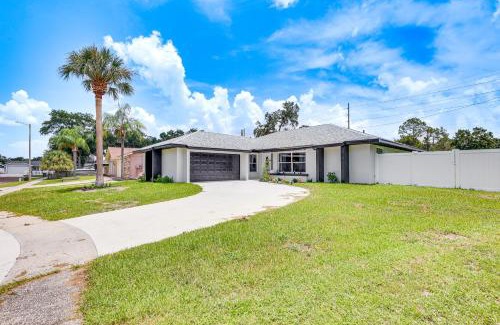 Bloomingdale House | 16 Mi to Downtown Tampa Home with Hot Tub!