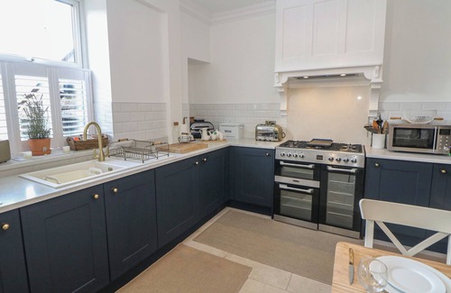 Little Hayfield Cottage | 16 OAK BANK, family friendly, character holiday cottage in New Mills