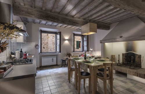 San Quirico d'Orcia Apartment | 16th century apartment built to accommodate travelers - now a place to relax