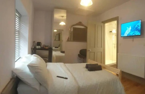 Burnley Cottage | 1700s Canalside Cottage Sleeps up to 12 Guests