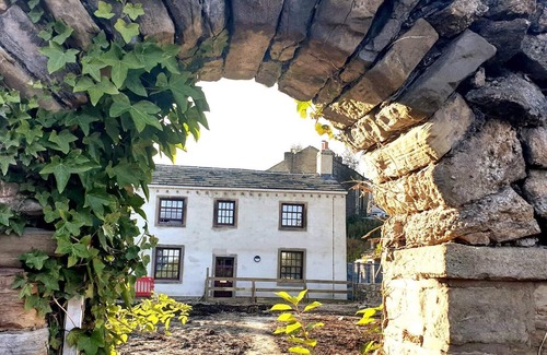 Burnley Cottage | 1700s Canalside Cottage Sleeps up to 12 Guests