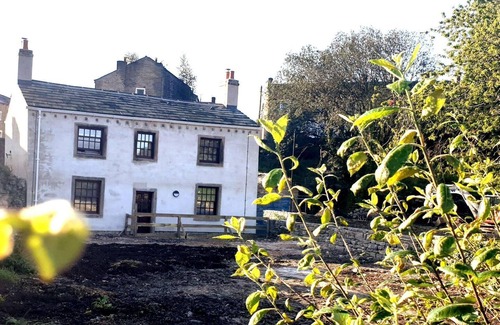 Burnley Cottage | 1700s Canalside Cottage Sleeps up to 12 Guests