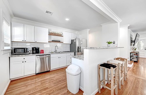 Hyde Park Apartment | 1712 Fairview 2KING/2BA Top Apt Duplex Pets Ok!n10 FURNISED APARTMENTS ON-SITE