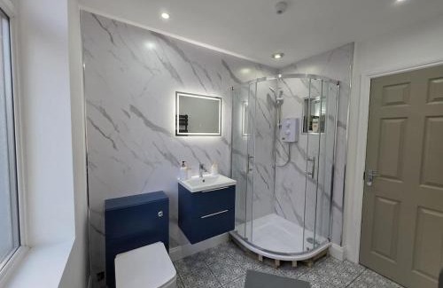 Anfield House | 18 Anfield 5 min walk Sleeps 7 4BR 5Bed 3Bathrms