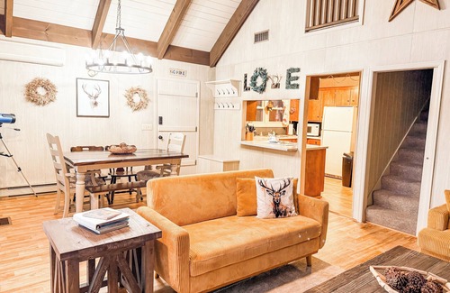 Dan River Cabin | "18 Seasons" Seconds to Blue Ridge Parkway, & Mabry Mill. Game room w/Bar