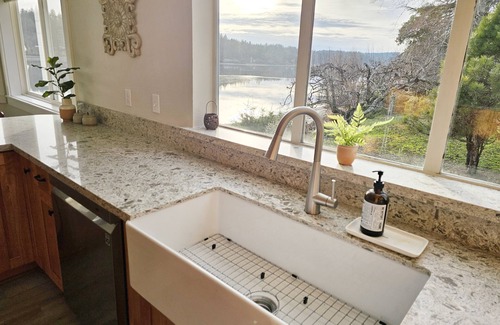 Agate House | 180' private beach and spacious entertainment oasis on Hammersley Inlet for 8!