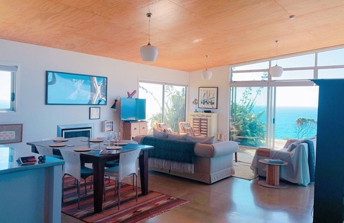 Waiiti House | 180° sea views, superior coastal cottage