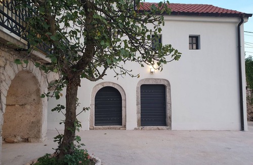 Tribalj Villa | 1800 Mansion Art House