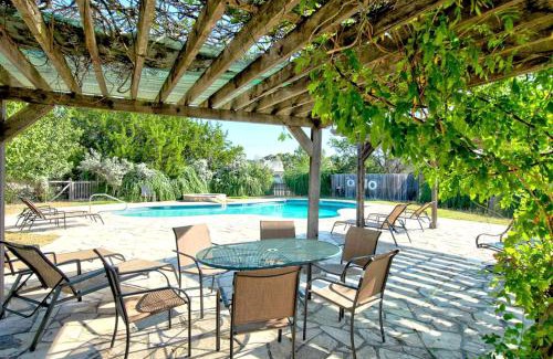 Hunt House | 1800's Antique Log Cabin with Modern Amenities near Fredericksburg and Kerrville, Texas
