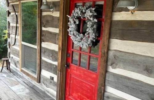 Montgomery Cabin | 1800’s style log cabin with modern amenities