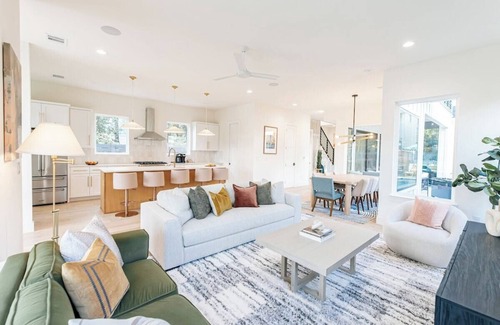 Clarksville House | 1816w11th · Luxury Mansion Breathtaking Skyline & Pool