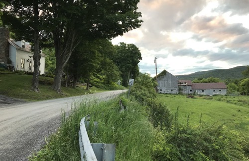 West Arlington Cottage | 1828 Vermont Cottage Feet From The Famous Battenkill River