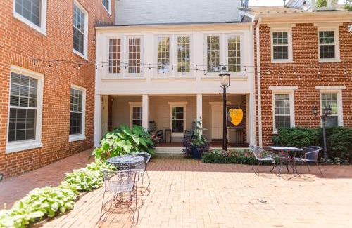 Downtown Baltimore Bed & Breakfast | 1840s Carrollton Inn