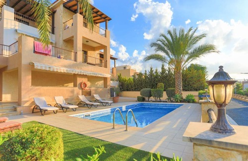 Latsi Villa | 185 m² Villa ∙ 3 bedrooms ∙ 6 guests
