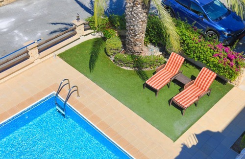Latsi Villa | 185 m² Villa ∙ 3 bedrooms ∙ 6 guests