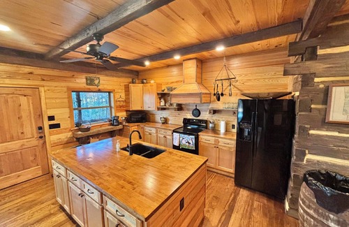 Arkadelphia House | 1850 log cabin with 2 br, 2 baths, W/D, mini split A/C, carport attached