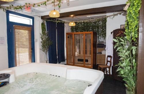 Hancock House | 1878 RiverRun B&B - Waterfront, Self-Serve Breakfast, WiFi, Trail and River access