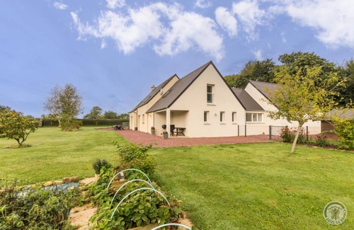 Yvetot-Bocage House | 188 m² Gîte ∙ 6 bedrooms ∙ 12 guests