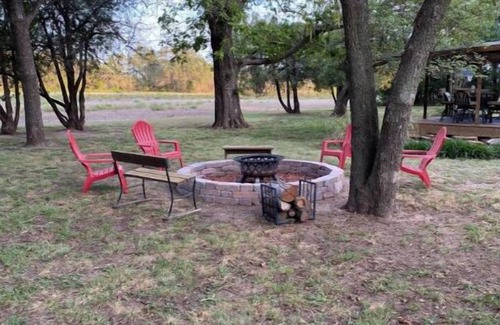 Murdock House | 1880 Country Farmhouse. Quiet-Lake-Hunt-Pets ok