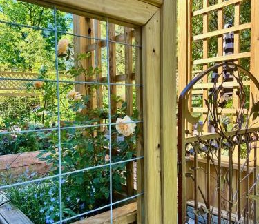 Saugerties House | 1890 CapeCod farmhouse:Charming, Private, Spacious
