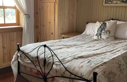 Unorganized Centre Parry Sound Other | 1890's Farmhouse in Wilderness (*With STARLINK and X Country Ski Trails!*)