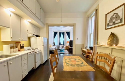 Kayton - Frazier Area Apartment | 1896 Tattnall Collection: South