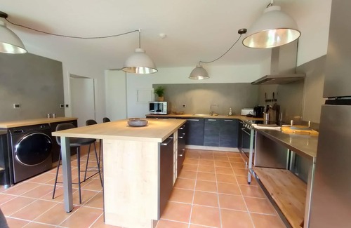 Pouldergat House | 18th century barn of the Kerguerhent mill, its river, forest and meadows.
