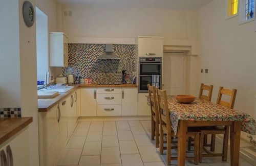 Totnes Cottage | 18th-Century Farmhouse with Countryside Views