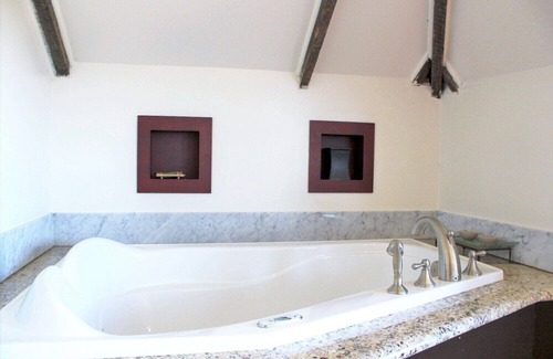 Kingston Apartment | 18th Century Luxury Suite with Rustic Charm