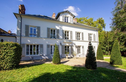 Mennecy House | 18th century residence with Jacuzzi near Paris