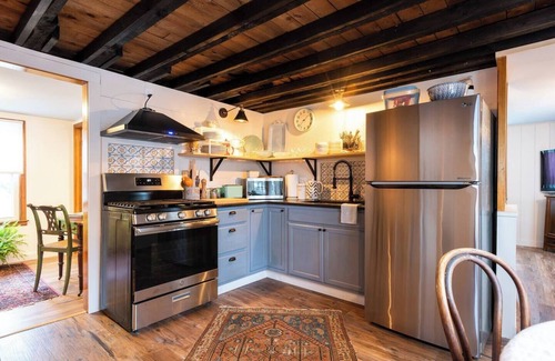Coxsackie Cabin | 1900’s farmhouse, hot tub & fireplace