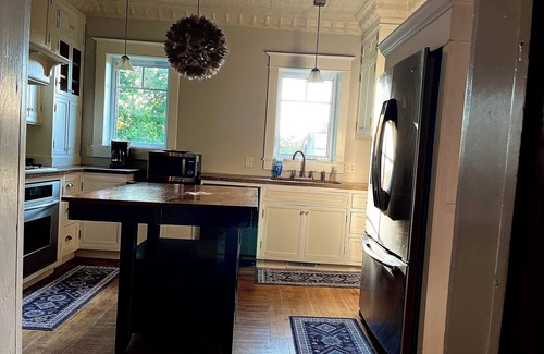 Eastman House | 1906 5-bedroom farmhouse on 10acres