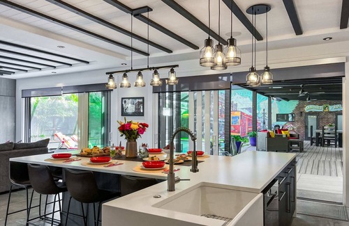 North Hyde Park House | 1906 Tampa - Modern City Oasis w/Industrial Vibe