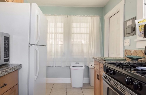 South Palm Park Neighborhood Association House | 1930s Florida Cottage, 3 Blocks From The Water. Kayaks Included.