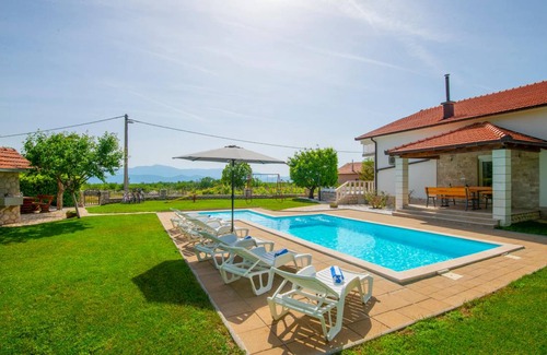 Imotski House | 195 m² House ∙ 4 bedrooms ∙ 8 guests